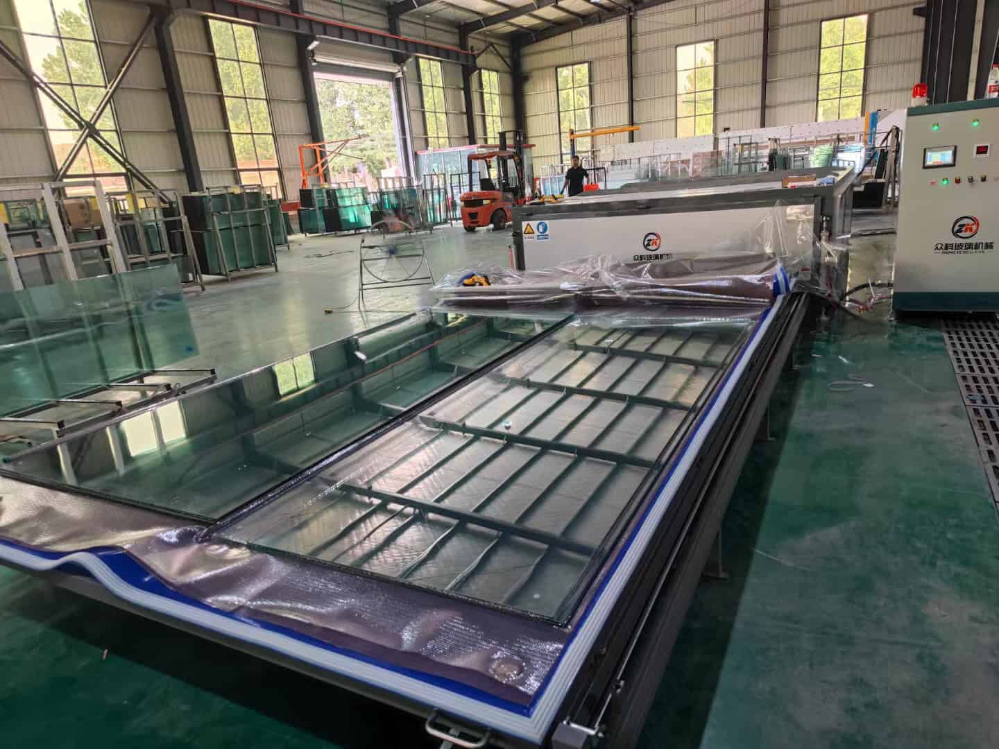 Silicone vacuum bag with reliable sealing edge for vacuum stability