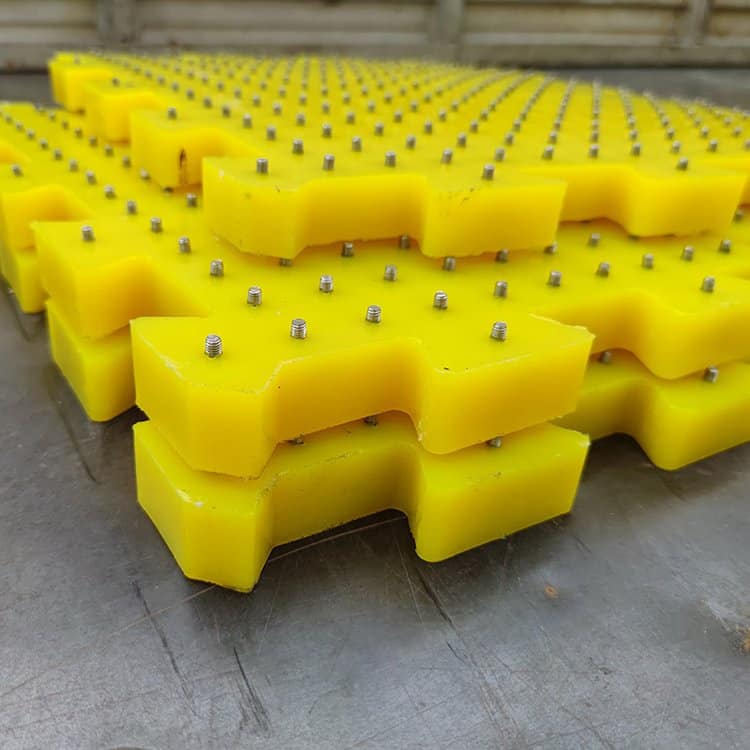 https://suconvey.com/wp-content/uploads/2022/07/Anti-slip-polyurethane-mat-for-drilling-platform.jpg